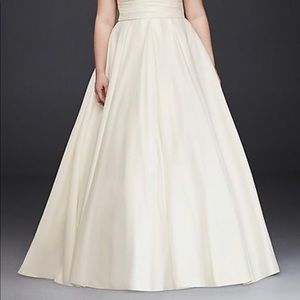 Brand new David’s bridal dress never worn size 26